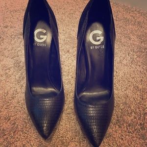 Size 8.5 black Guess pumps